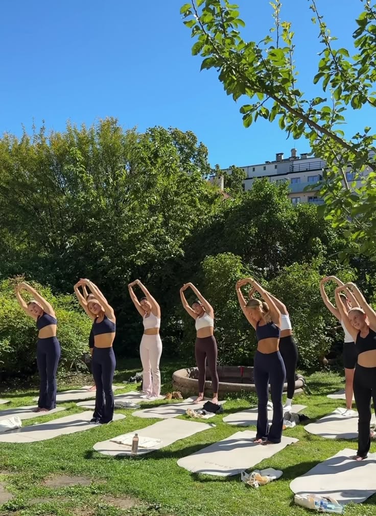 Prática de yoga em grupo ao ar livre